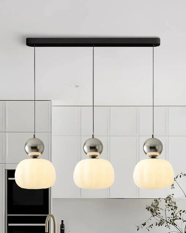 Lampa wisząca w stylu Art Deco — kremowy klosz z kolorowym akcentem kulistym