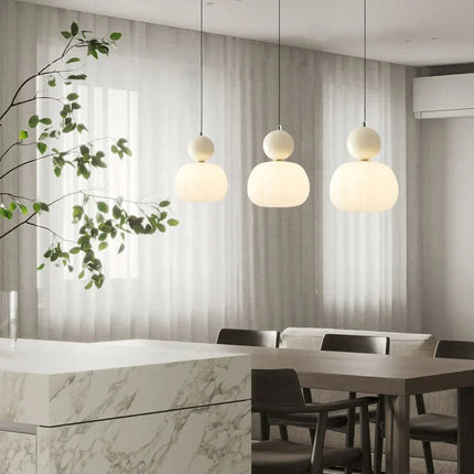 Lampa wisząca w stylu Art Deco — kremowy klosz z kolorowym akcentem kulistym