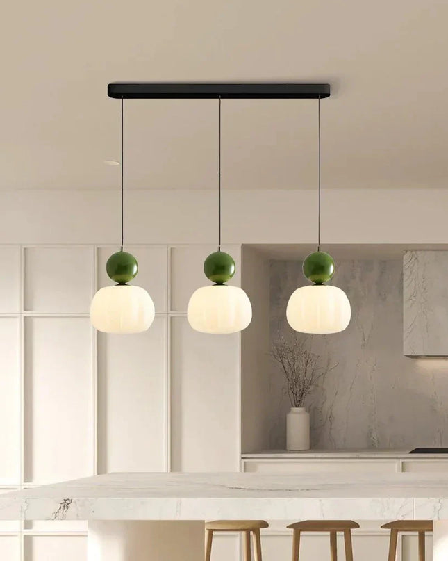 Lampa wisząca w stylu Art Deco — kremowy klosz z kolorowym akcentem kulistym