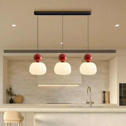 Lampa wisząca w stylu Art Deco — kremowy klosz z kolorowym akcentem kulistym