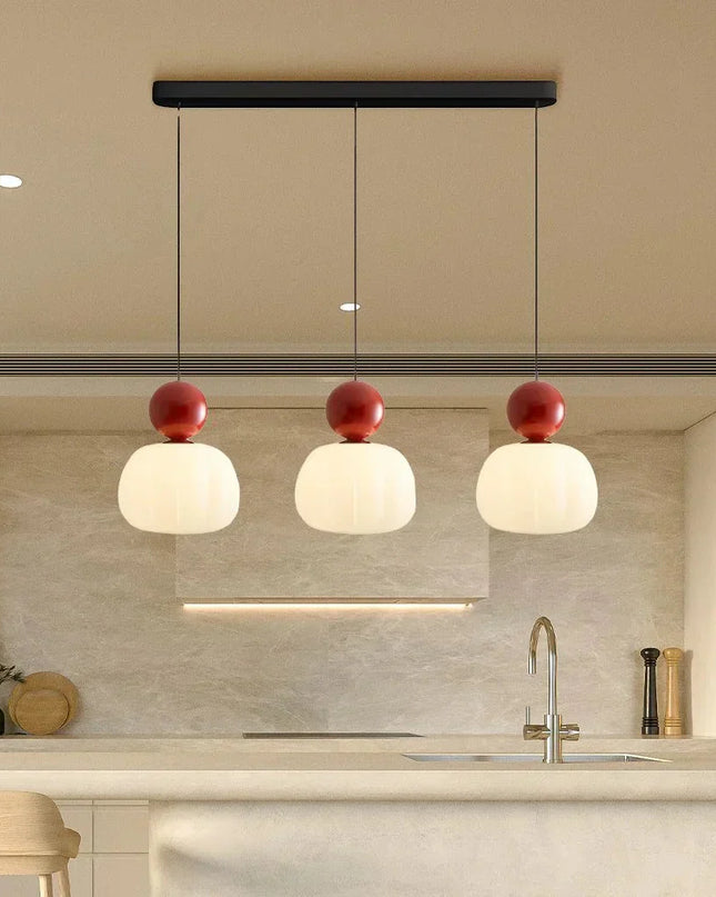 Lampa wisząca w stylu Art Deco — kremowy klosz z kolorowym akcentem kulistym