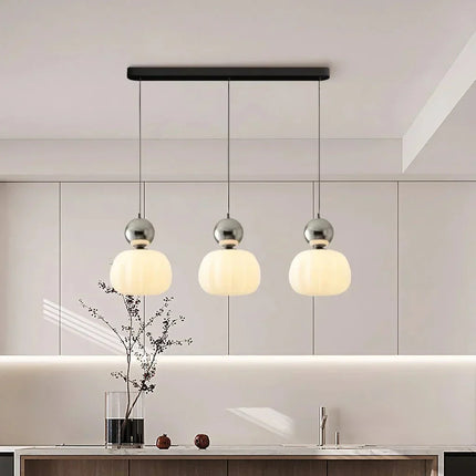 Lampa wisząca w stylu Art Deco — kremowy klosz z kolorowym akcentem kulistym