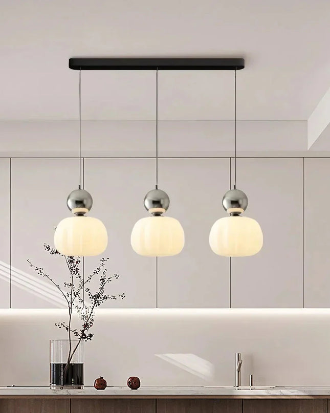 Lampa wisząca w stylu Art Deco — kremowy klosz z kolorowym akcentem kulistym