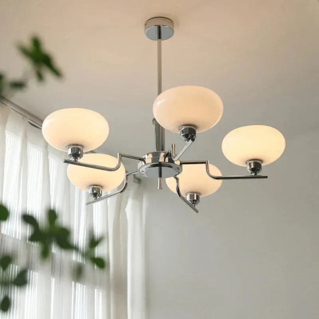 Lampa wisząca z mlecznymi kloszami — nowoczesna elegancja do salonu