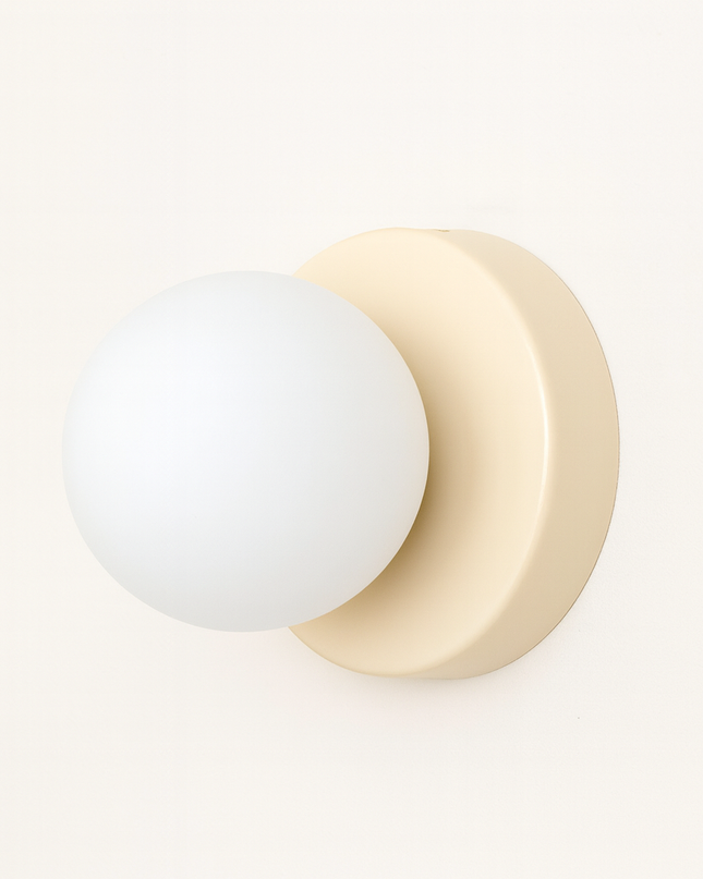 Skandynawska lampa ścienna ze szklanym kloszem i miękkim, ciepłym światłem – minimalistyczny design do salonów i sypialni 0