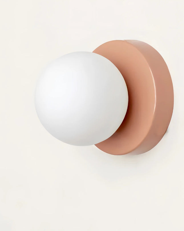 Skandynawska lampa ścienna ze szklanym kloszem i miękkim, ciepłym światłem – minimalistyczny design do salonów i sypialni 1