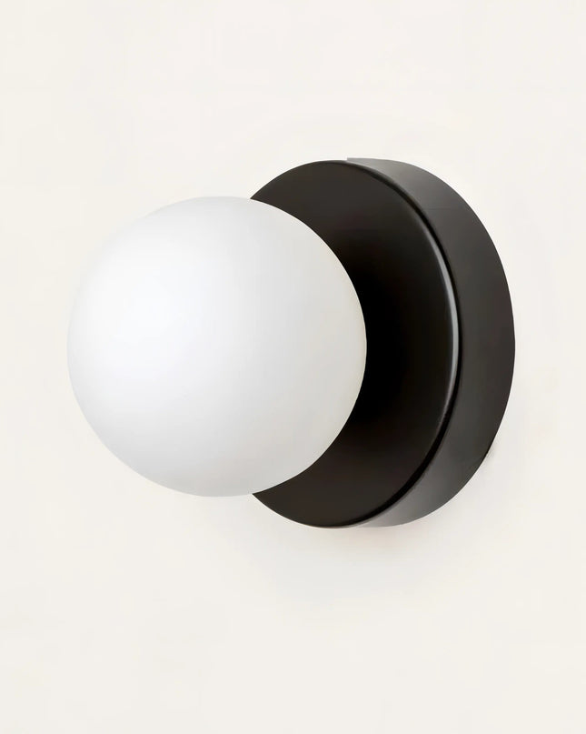 Skandynawska lampa ścienna ze szklanym kloszem i miękkim, ciepłym światłem – minimalistyczny design do salonów i sypialni 3