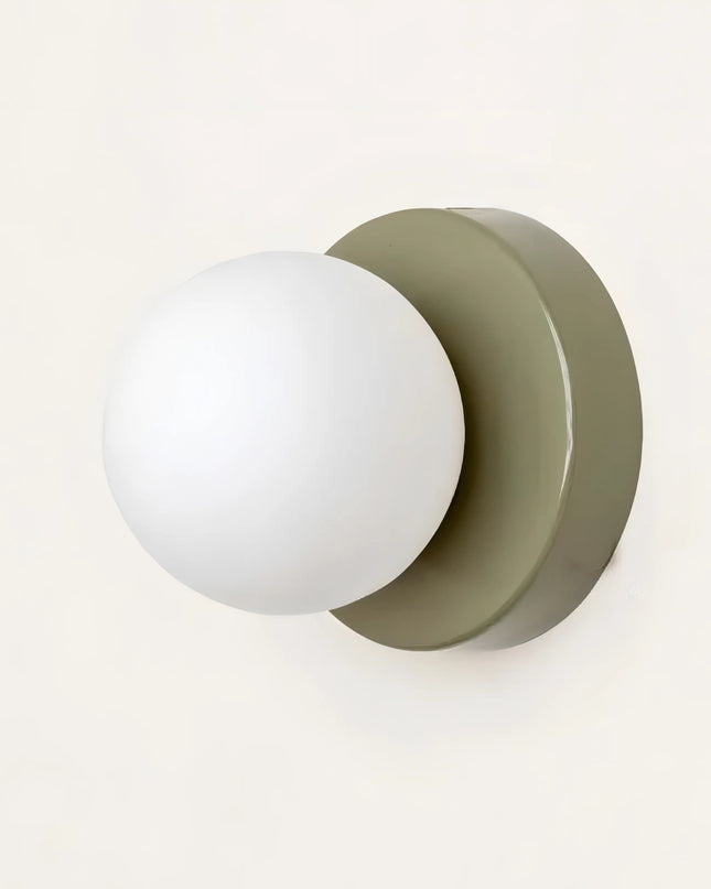 Skandynawska lampa ścienna ze szklanym kloszem i miękkim, ciepłym światłem – minimalistyczny design do salonów i sypialni 4