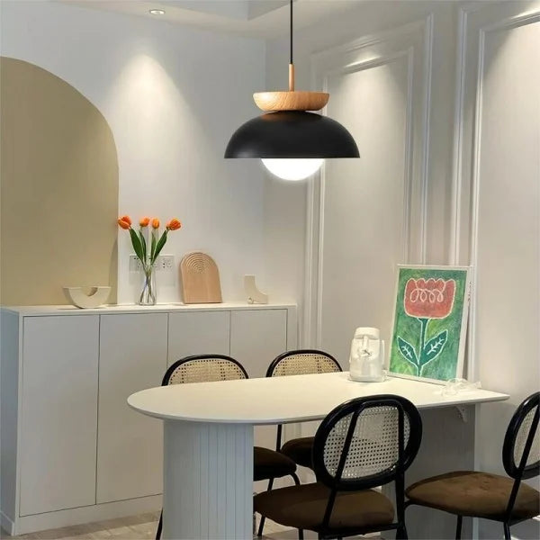 Skandynawska lampa wisząca z drewna – Minimalistyczny design w czerni, bieli, orzechu i dębie 6