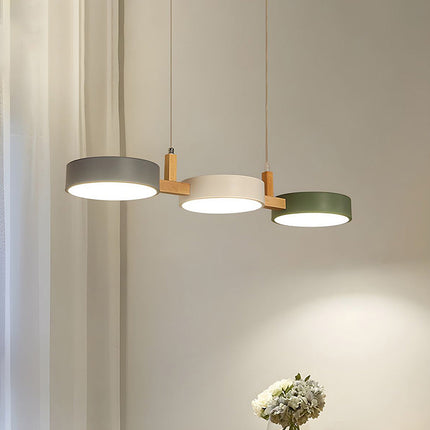 Skandynawska lampa wisząca z metalowymi i drewnianymi akcentami – nowoczesny, minimalistyczny design 1