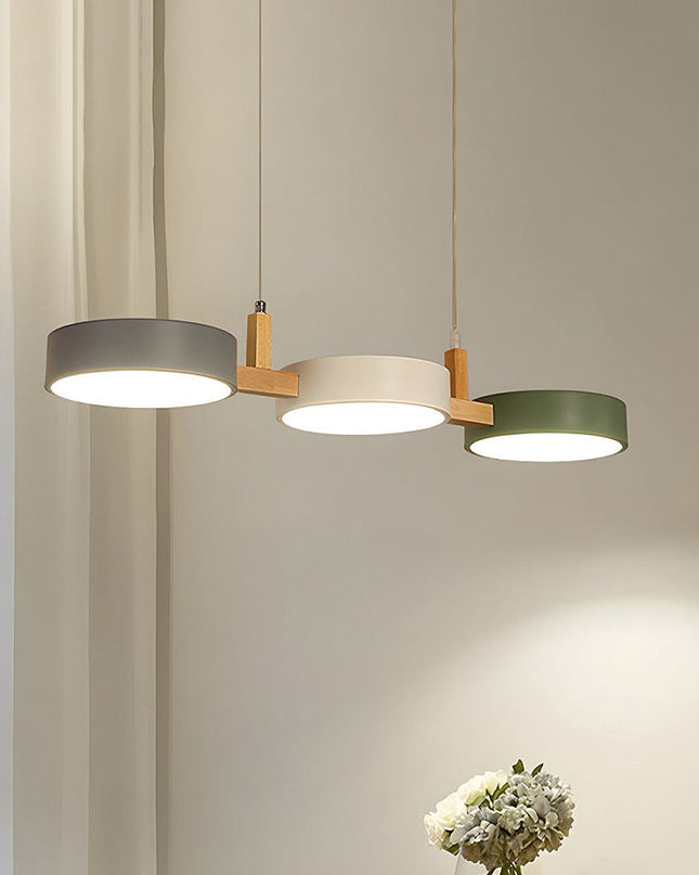 Skandynawska lampa wisząca z metalowymi i drewnianymi akcentami – nowoczesny, minimalistyczny design 1