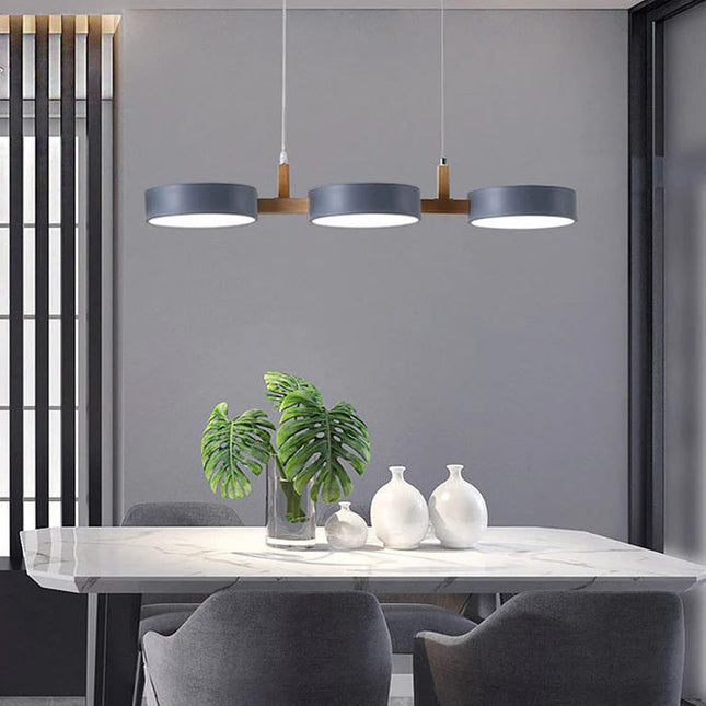Skandynawska lampa wisząca z metalowymi i drewnianymi akcentami – nowoczesny, minimalistyczny design 10