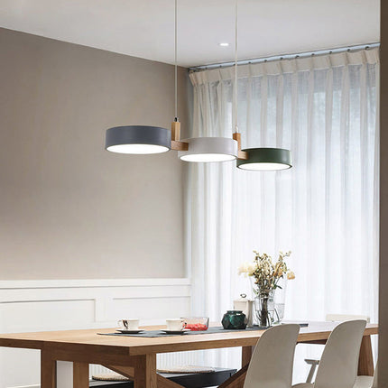 Skandynawska lampa wisząca z metalowymi i drewnianymi akcentami – nowoczesny, minimalistyczny design 3