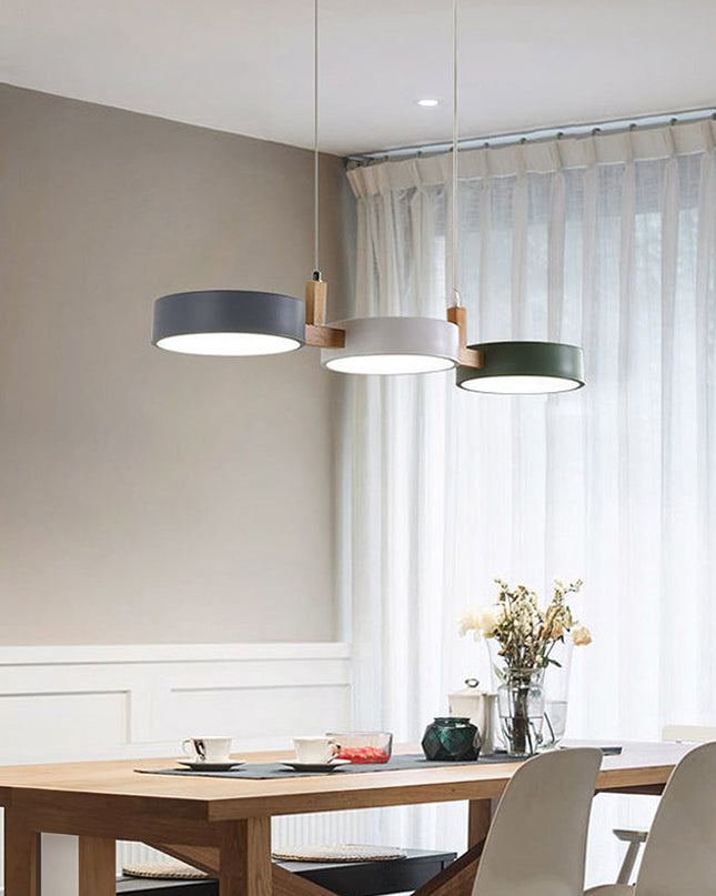 Skandynawska lampa wisząca z metalowymi i drewnianymi akcentami – nowoczesny, minimalistyczny design 3