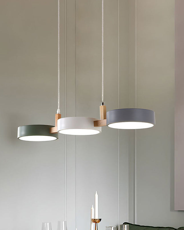 Skandynawska lampa wisząca z metalowymi i drewnianymi akcentami – nowoczesny, minimalistyczny design 4