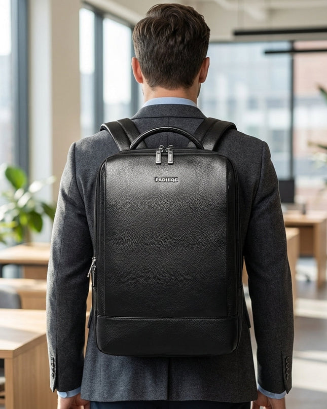 Skórzany plecak na laptopa z wyściełaną przegrodą na urządzenia 17-calowe – stylowy design z pełnego ziarna 0