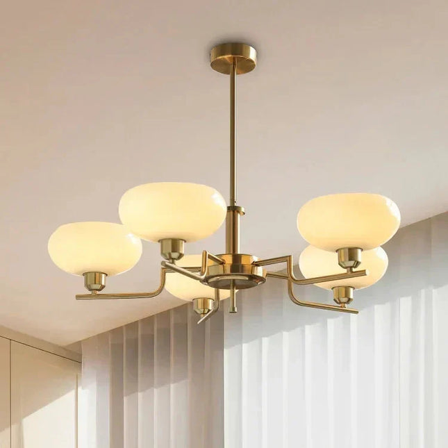Lampa wisząca z mlecznymi kloszami — nowoczesna elegancja do salonu