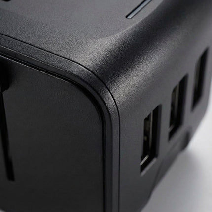 Uniwersalny adapter podróżny z dwoma portami USB i gniazdem sieciowym do użytku na całym świecie – kompaktowa ładowarka do wielu urządzeń 3