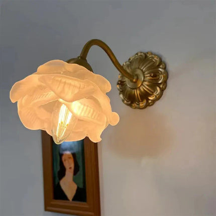 Vintage Kinkiet Ścienny z Miedzi i Szkła – Elegancka Lampa na Ścianę z Płatkami Kwiatów, Ciepłe Światło, 28x17cm 0