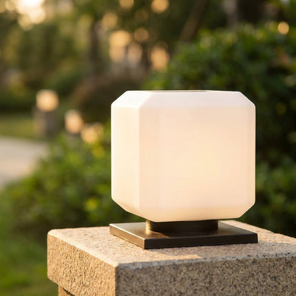 Zewnętrzna lampa ogrodowa zasilana energią słoneczną o minimalistycznym designie – odporna na warunki atmosferyczne metalowa lampa w kształcie sześcianu 1