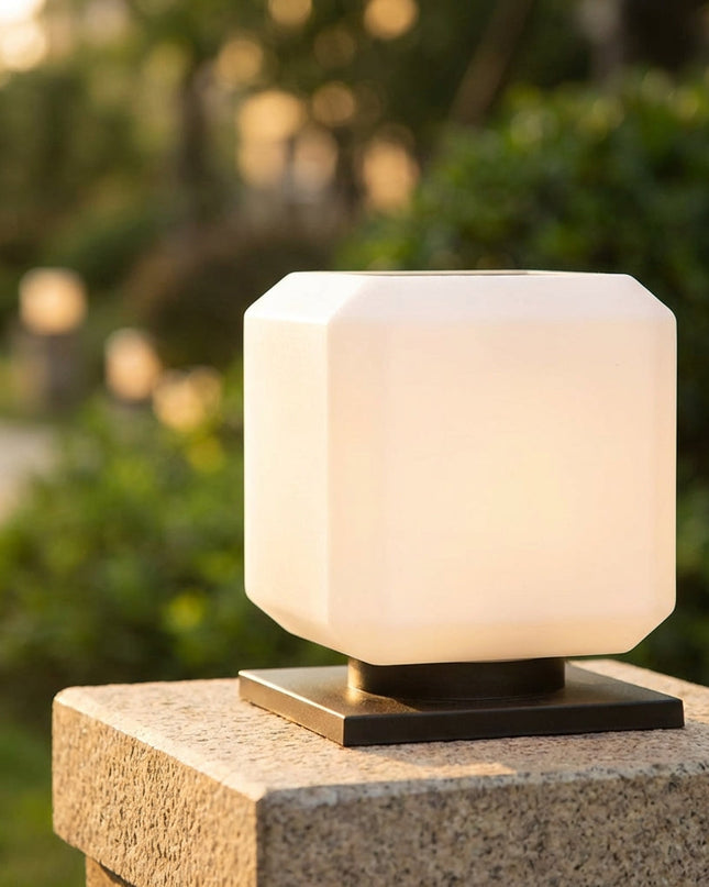 Zewnętrzna lampa ogrodowa zasilana energią słoneczną o minimalistycznym designie – odporna na warunki atmosferyczne metalowa lampa w kształcie sześcianu 1