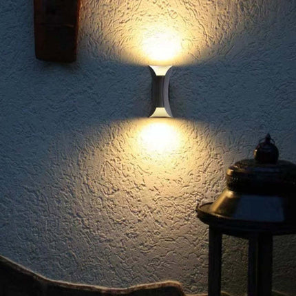 Zewnętrzna lampa ścienna o zakrzywionym kształcie i podwójnej emisji diod LED – odporna na warunki atmosferyczne IP65 2