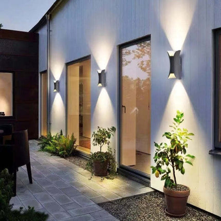 Zewnętrzna lampa ścienna o zakrzywionym kształcie i podwójnej emisji diod LED – odporna na warunki atmosferyczne IP65 3