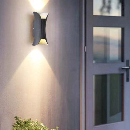 Zewnętrzna lampa ścienna o zakrzywionym kształcie i podwójnej emisji diod LED – odporna na warunki atmosferyczne IP65 7