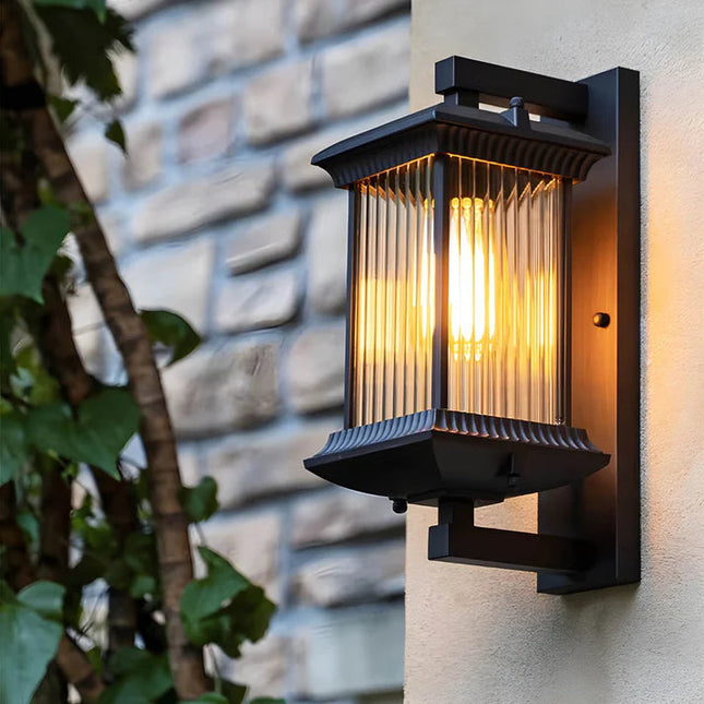 Zewnętrzna lampa ścienna z zakrzywionymi panelami szklanymi – odporna na warunki atmosferyczne, metalowa, w kolorze brązu kawowego, do tarasów i wejść 0