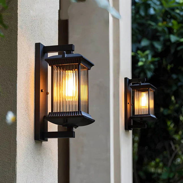 Zewnętrzna lampa ścienna z zakrzywionymi panelami szklanymi – odporna na warunki atmosferyczne, metalowa, w kolorze brązu kawowego, do tarasów i wejść 1