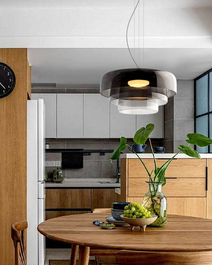 Elegancka lampa sufitowa — krem i kolor w harmonijnym wydaniu
