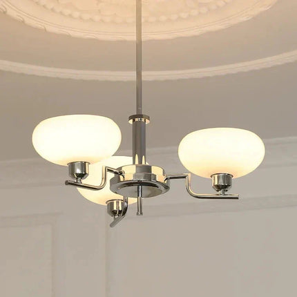Lampa wisząca z mlecznymi kloszami — nowoczesna elegancja do salonu