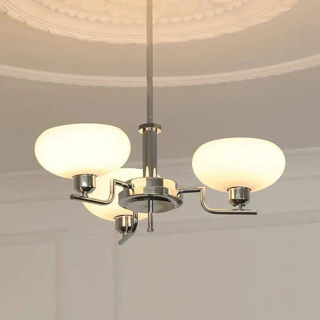 Lampa wisząca z mlecznymi kloszami — nowoczesna elegancja do salonu