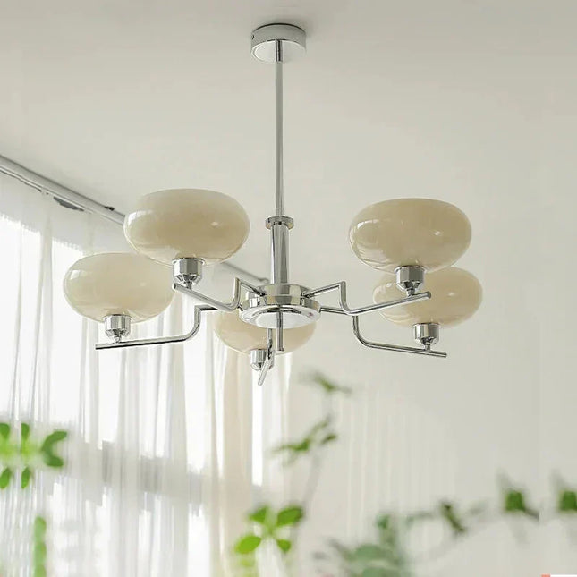 Lampa wisząca z mlecznymi kloszami — nowoczesna elegancja do salonu